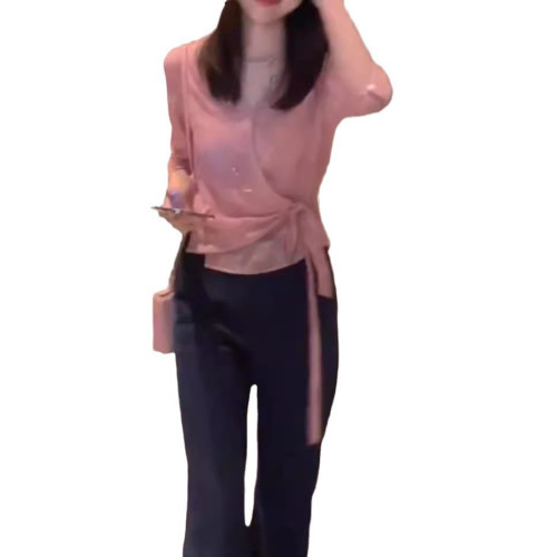 24529大愛美依緣2025新款V領側邊系帶收腰上衣時尚直筒九分褲女裝