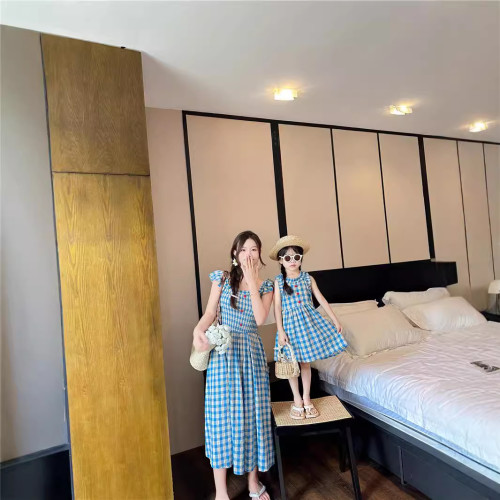 韓系親子裝連衣裙夏裝格紋背心親子裝一家四口母女海邊度假連衣裙