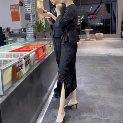 24610大愛美依緣2025新款時尚端莊V領上衣半身裙兩件套修身顯瘦女