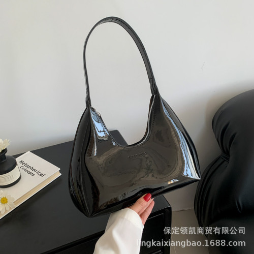 漆皮亮麵包包女法棍月牙包女士單肩包女手提包質感時尚腋下包
