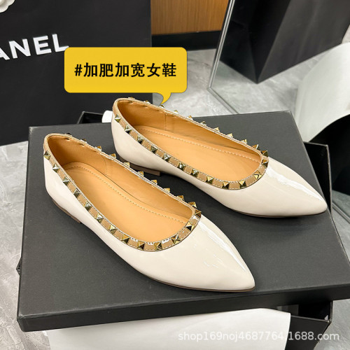 889-2寬胖腳大碼女鞋鉚釘尖頭平底鞋女淺口單鞋軟底粗跟小皮鞋