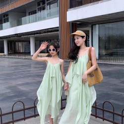 2025春夏新款親子裝母女裙綠色V領吊帶連衣裙海邊度假露背長裙