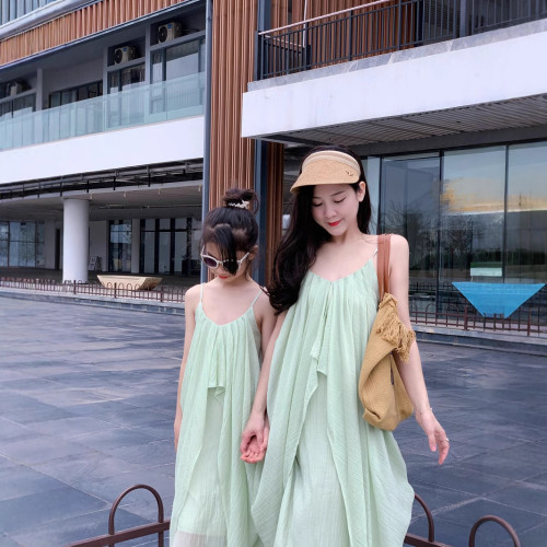 2025春夏新款親子裝母女裙綠色V領吊帶連衣裙海邊度假露背長裙