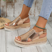 大碼2025年夏季新款魚嘴搭釦坡跟涼鞋女一字帶厚底亮面女涼鞋