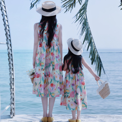 親子裝母女連衣裙2025夏季無袖韓版花朵洋氣純棉度假海邊女童裙子