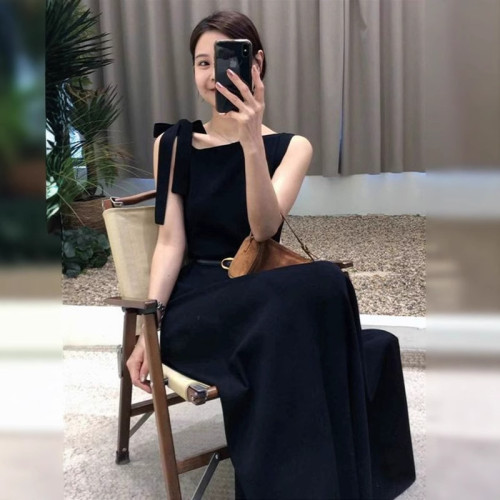 赫本風小黑裙2025年夏季法式氣質斜肩系帶減齡顯瘦無袖長款連衣裙