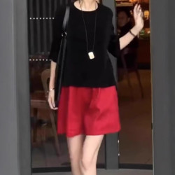 25031婕妤秀經典時尚氣質黑色上衣2025夏季款設計感圓領紅色短褲