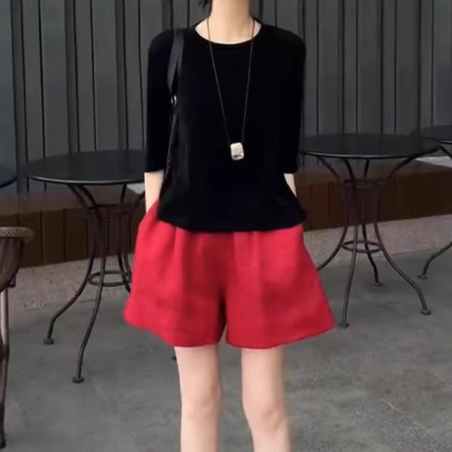 25031婕妤秀經典時尚氣質黑色上衣2025夏季款設計感圓領紅色短褲