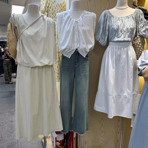 法式浪漫無袖背心吊帶女2025新款春季高級感蕾絲花邊拼接別致上衣