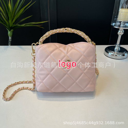 新款菱格鏈條香家交叉手柄包潮女包女包單肩斜後背包油蠟復古水桶包
