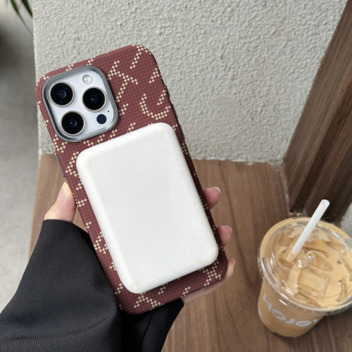 適用iPhone16promax鎏金立體浮雕手機殼蘋果15創意字母磁吸PC硬殼 適用iPhone16promax鎏金立體浮雕手機殼蘋果15創意字母磁吸PC硬殼