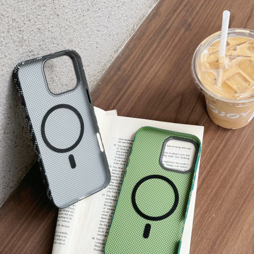 適用iPhone16promax鎏金立體浮雕手機殼蘋果15創意字母磁吸PC硬殼 適用iPhone16promax鎏金立體浮雕手機殼蘋果15創意字母磁吸PC硬殼