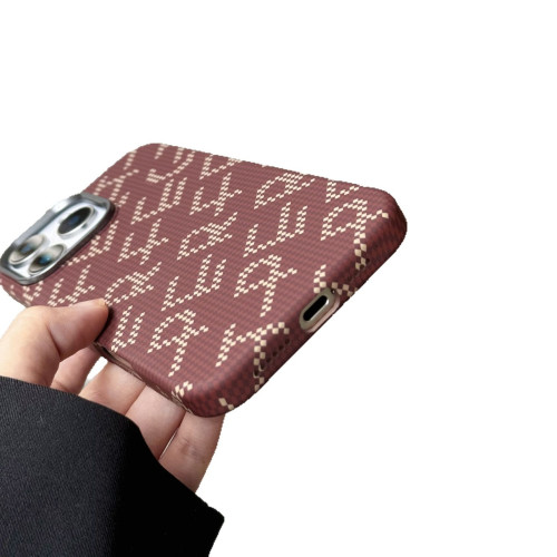 適用iPhone16promax鎏金立體浮雕手機殼蘋果15創意字母磁吸PC硬殼 適用iPhone16promax鎏金立體浮雕手機殼蘋果15創意字母磁吸PC硬殼