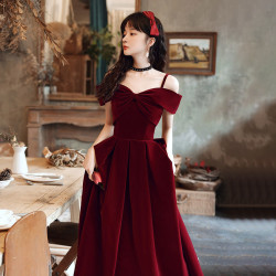 酒紅色敬酒服2025春秋新款新娘氣質吊帶絲絨訂婚連衣裙女結婚禮服