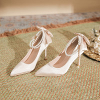 心之蘭細跟尖頭一字珍珠釦帶高跟鞋淑女後跟蝴蝶結綢緞面料大碼寬