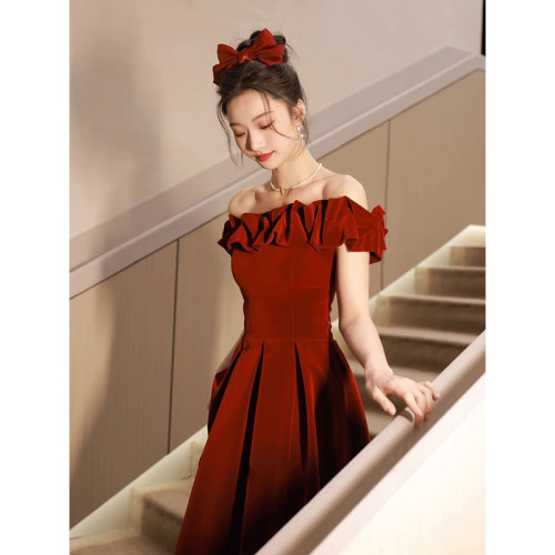 一字肩絲絨敬酒服新娘2025新款酒紅色在逃公主訂婚禮服裙氣質顯瘦