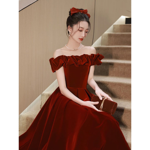 一字肩絲絨敬酒服新娘2025新款酒紅色在逃公主訂婚禮服裙氣質顯瘦