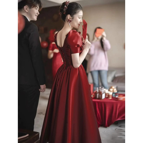 在逃公主敬酒服緞面酒紅色輕奢小衆高級訂婚禮服女春季孕婦遮肚子