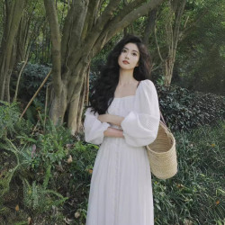大碼法式溫柔風白色連衣裙女夏季超仙方領泡泡袖寬松遮肉度假裙子