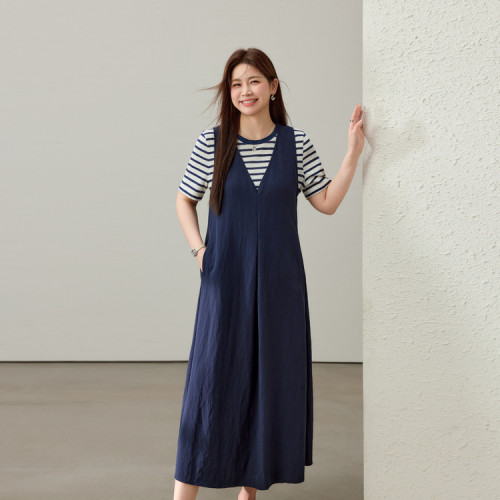 【簡約氣質V領藏藍色無袖連衣裙】纖莉秀大碼女裝胖mm2025夏新款