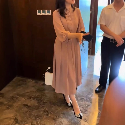 25615新大愛美依緣2025夏季新款溫柔風優雅褶皺中長款連衣裙顯瘦