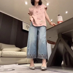 25628新大愛美依緣2025夏季新款國風粉色盤釦上衣濶腿牛仔褲顯瘦