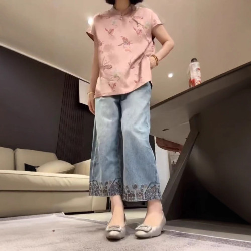 25628新大愛美依緣2025夏季新款國風粉色盤釦上衣濶腿牛仔褲顯瘦