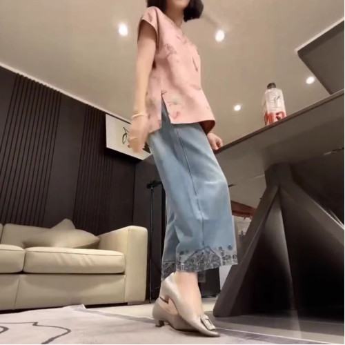 25628新大愛美依緣2025夏季新款國風粉色盤釦上衣濶腿牛仔褲顯瘦