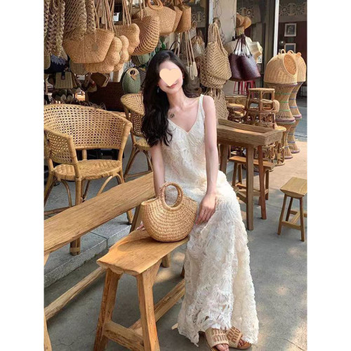 夏日絕美小裙子法式高級感小香風海邊度假重工白色v領無袖連衣裙