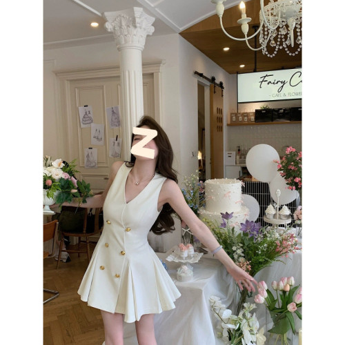 法式輕奢千金感v領重工金釦收腰連衣裙女夏季無袖高級感顯瘦短裙