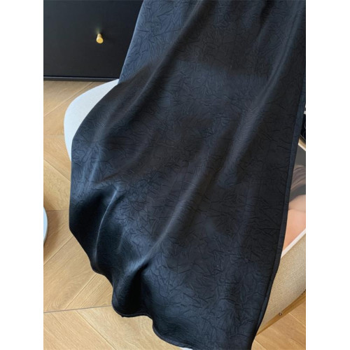 新中式肌理感黑色緞面半身裙女春夏薄款高腰中長款後開叉直筒裙子