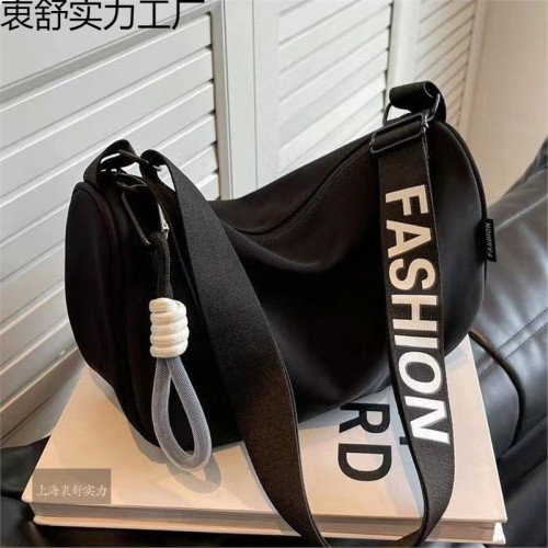 大容量尼龍帆布包包女時尚2025新款休閒單肩包百搭寬帶斜背枕頭包