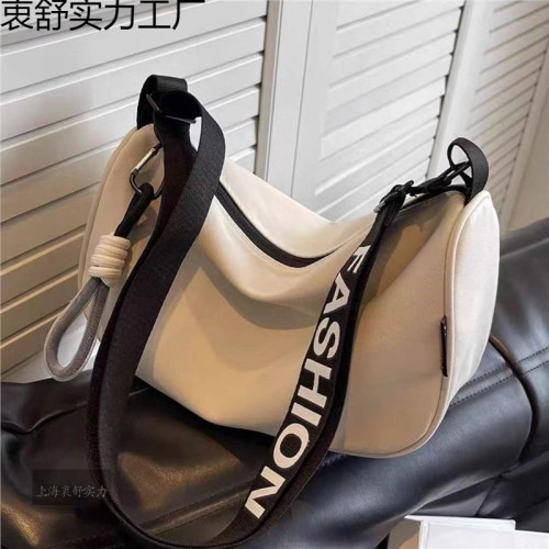 大容量尼龍帆布包包女時尚2025新款休閒單肩包百搭寬帶斜背枕頭包