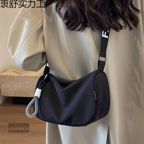 大容量尼龍帆布包包女時尚2025新款休閒單肩包百搭寬帶斜背枕頭包