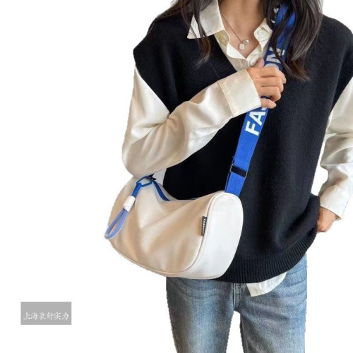 大容量尼龍帆布包包女時尚2025新款休閒單肩包百搭寬帶斜背枕頭包