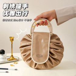 懶人化妝包新款可攜式女大容量旅行出差抽繩一片式洗漱收納包女生