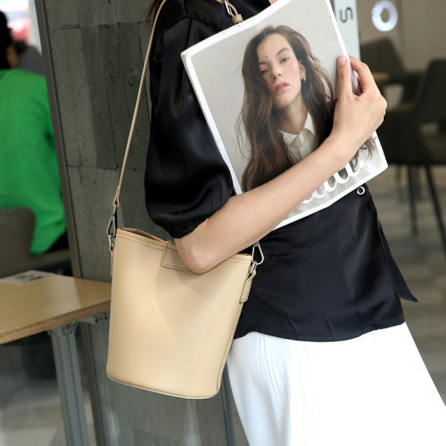 2025新款小衆高級感大容量單肩斜後背包真皮女包頭層植鞣牛皮水桶包