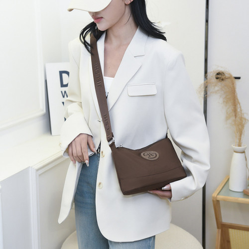 2024新款日常休閒女士斜後背包輕便簡約出行後背包百搭通勤純色單肩包
