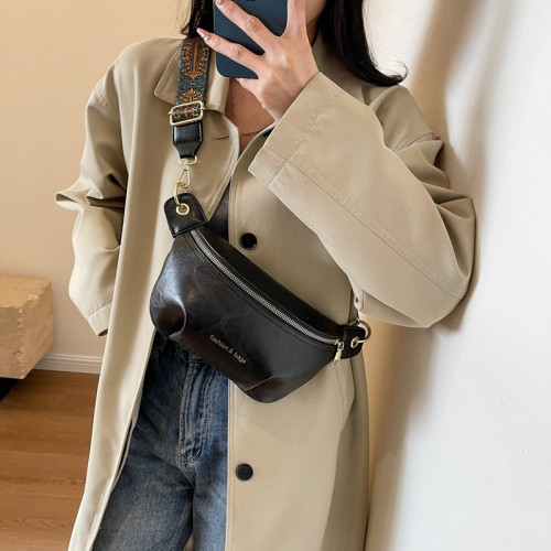 流行小包包女2024冬季新款質感胸包寬肩帶復古百搭通勤斜後背包