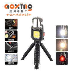 新款戶外鑰匙扣燈可攜式多功能帶磁鐵割刀螺絲刀應急照明燈長續航