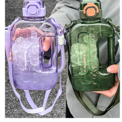 億本絢色小方桶塑膠杯大容量學生運動塑膠杯子帶刻度背直飲背帶壺