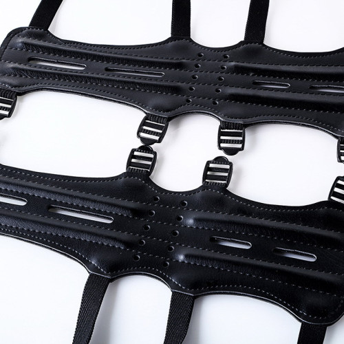 四孔黑色PU料護臂射箭運動弓射射擊箭競技比賽護具傳統美獵反曲弓 四孔黑色PU料護臂射箭運動弓射射擊箭競技比賽護具傳統美獵反曲弓