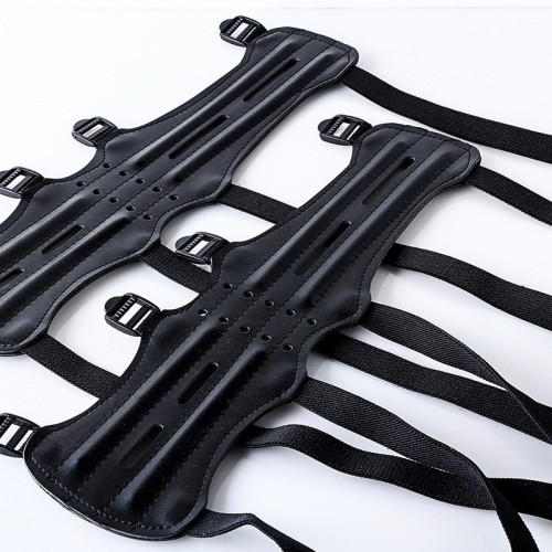 四孔黑色PU料護臂射箭運動弓射射擊箭競技比賽護具傳統美獵反曲弓 四孔黑色PU料護臂射箭運動弓射射擊箭競技比賽護具傳統美獵反曲弓