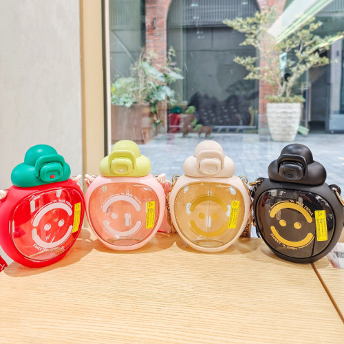 香甜草莓吸管杯創意塑膠杯可攜式背帶水杯矽膠套防燙水杯兒童禮品杯 香甜草莓吸管杯創意塑膠杯可攜式背帶水杯矽膠套防燙水杯兒童禮品杯