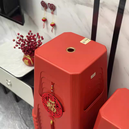 紅色塑膠凳子北歐經濟型餐桌凳結實耐用吃飯凳客廳防滑成人高凳子 紅色塑膠凳子北歐經濟型餐桌凳結實耐用吃飯凳客廳防滑成人高凳子