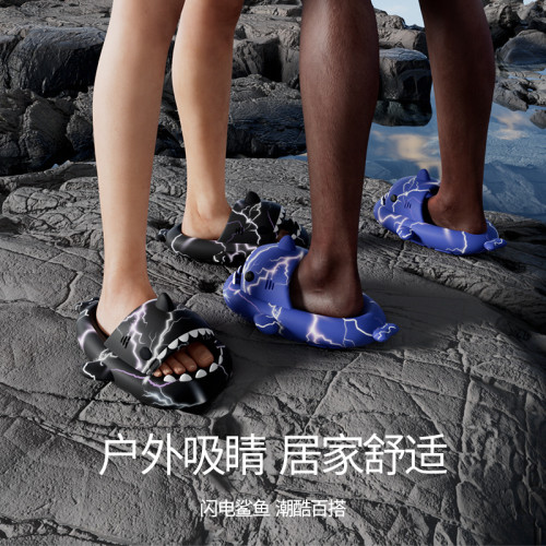 新款閃電鯊魚拖鞋女夏季居家防滑軟底卡通EVA踩屎感涼拖鞋男外穿