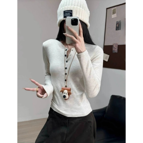 紐釦半開領長袖T恤女修身正肩打底衫2025春季韓版辣妹風內搭上衣 紐釦半開領長袖T恤女修身正肩打底衫2025春季韓版辣妹風內搭上衣