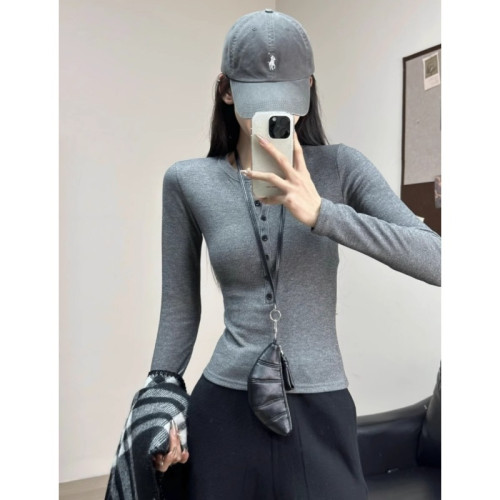 紐釦半開領長袖T恤女修身正肩打底衫2025春季韓版辣妹風內搭上衣 紐釦半開領長袖T恤女修身正肩打底衫2025春季韓版辣妹風內搭上衣