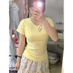 鵝黃色顯白v領T恤女夏季純欲風打底上衣時尚氣質百搭修身正肩短袖