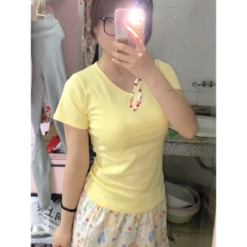 鵝黃色顯白v領T恤女夏季純欲風打底上衣時尚氣質百搭修身正肩短袖